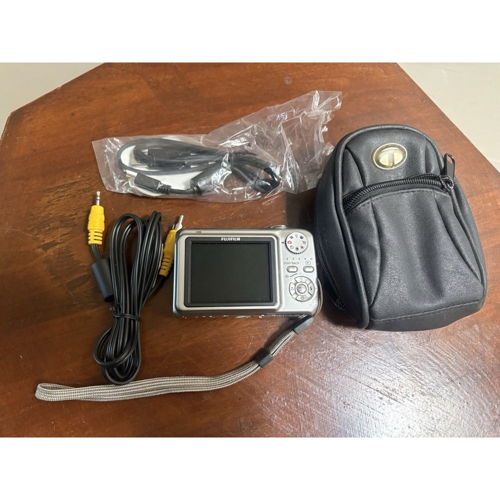 Fujifilm FinePix A820 8.3MP Digital Camera Bundle - Tested, Works! Case Cables